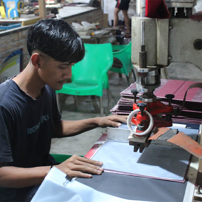 Tumpukan sampul raport jadi siap pengiriman